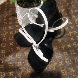 Gucci black an white sandals in exelent condition authentic